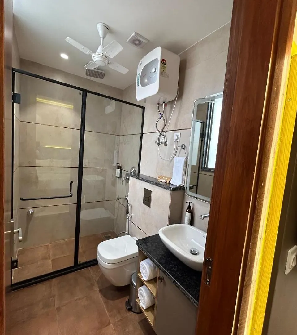 Hotel Blue Neck Hudda City Centre Fortis Hospital Indien